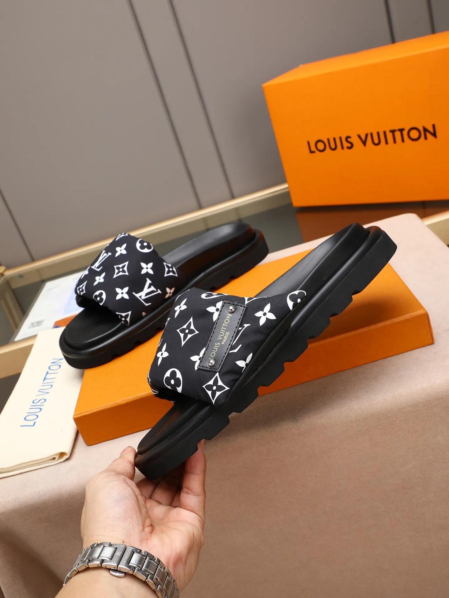 PP360 [LOUIS VUITTON] Louis Vuitton, LV printing, men's and women's slippers are on the market. The drawer box packaging comes with a cloth bag and a card. The upper pattern looks very soft and waxy, and it is a super versatile leg slimming tool. Fabric: imported denim/canvas/old fabric, LV hardware LOGO, official website pattern printing, comfortable to wear, feet: high-elastic PU water table. Sole: foam sole, heel height: about 5cm. Code number: 35-46, 35, 45, 46 are custom-made and non-returnable. Color: multiple colors and styles available.